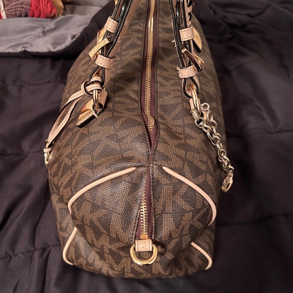 I love this bag but I never carry it and it’s so spacious - Picture 2 of 3